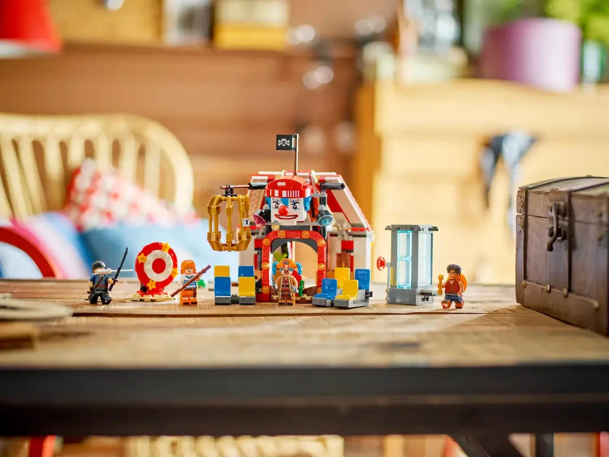 LEGO® Buggy the Clown's Circus Tent - Image 4